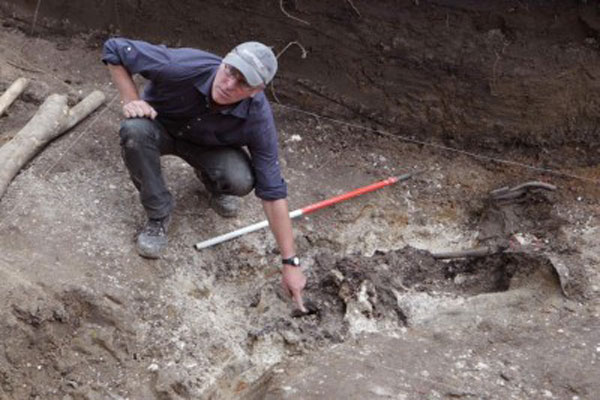 Antropólogo José López Mazz señala el lugar de un hallazgo de restos humanos en una de sus investigaciones. (Foto:EFE).