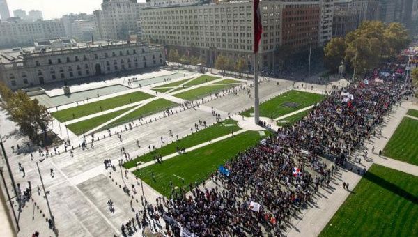 Miles de jóvenes frente al Palacio de La Moneda exigen una educación gratuita (Foto: Archivo)