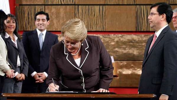 Semanas atrás, la Presidenta firmó el proyecto de reforma tributaria (Foto: Archivo)
