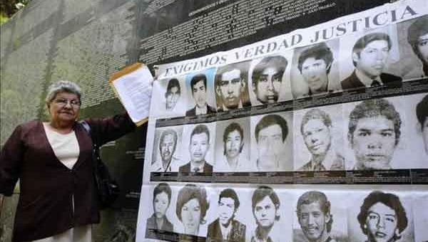Con pancartas y mensajes de paz, familiares y defensores sociales exigieron al Estado salvadoreño decretar un día en honor a los desaparecidos de la guerra de 1980-1992. (Foto: EFE). 