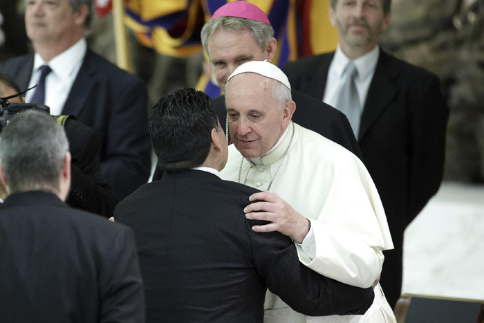 Maradona abrazó al papa previo al Partido por la Paz. (Foto: Reuters)