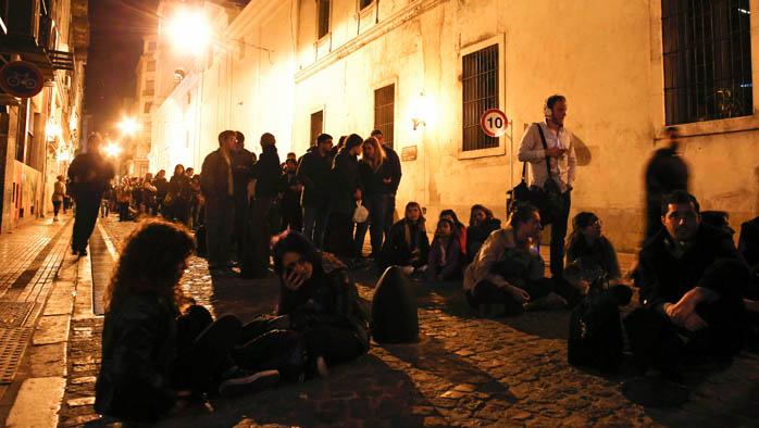 Bajo la lluvia, miles de fanáticos de Cerati hicieron cola desde la noche del jueves para despedir al músico. (Foto: Reuters)