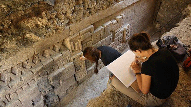 El friso fue descubierto en el yacimiento arqueológico de La Blanca, en Guatemala. (Foto RT/Universidad de Valencia)