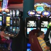 La guerra de las monedas: Nuevos casinos van contra maquinitas de barrio  