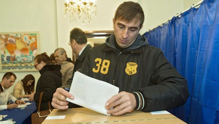 Ciudadanos ejercen su derecho al voto en Rumanía. (Foto: EFE)