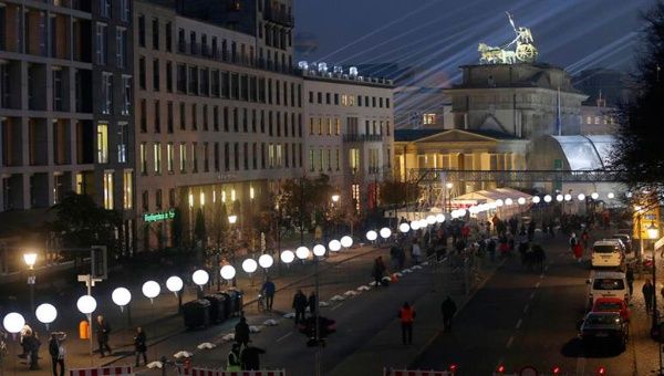 Un camino de luces adorna lo que hace más de 25 años fue el Muro de Berlín. (Foto: EFE)