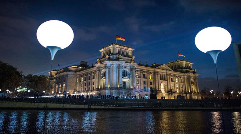 Majestuosas luces iluminan el trazo del Muro de Berlín, a 25 años de su caída