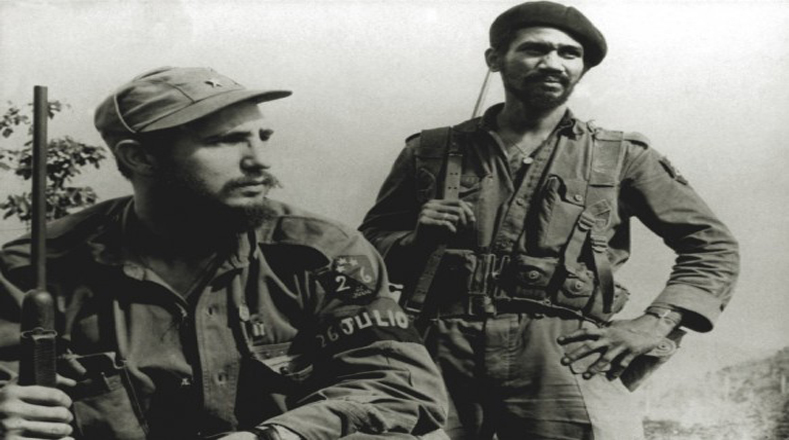 Fidel Castro en la Sierra Maestra en 1958, junto al  comandante Juan Almeida Bosque.