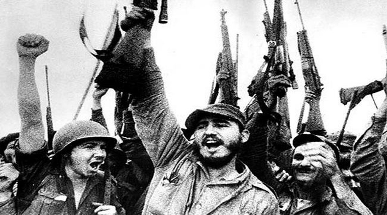 El 1° de enero de 1959 la victoria ya era definitiva y las tropas revolucionarias ingresan con Fidel en la guarnición de Santiago de Cuba.