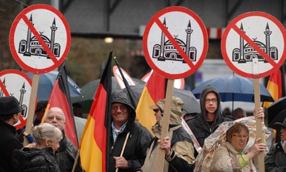 Manifestantes alemanas portan carteles anti Islam