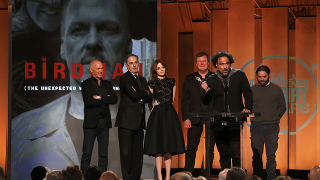 El cineasta Alejandro González Iñarritu junto al elenco de la película 