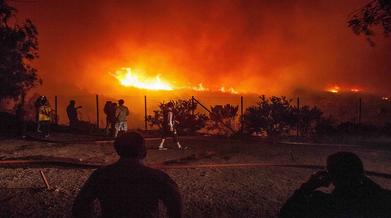 El incendio ha quemado ya más de 300 hectáreas del litoral central de Chile.