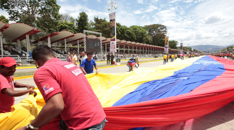 Se elaboró dentro de un ejercicio colectivo que convocó a niños, mujeres, hombres y adultos mayores en las plazas Bolívar de los estados.