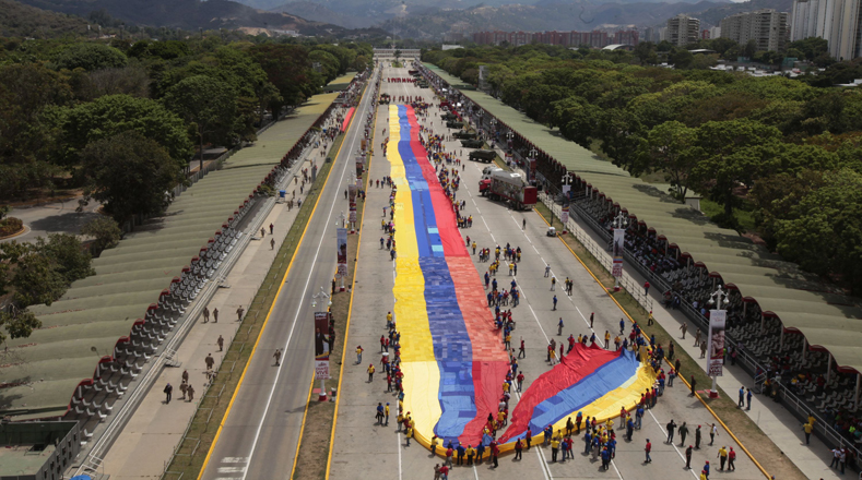 Un total de mil 200 metros es la extensión de la gran bandera nacional que la tarde de este lunes se exhibe en el paseo Los Próceres en la capital venezolana.