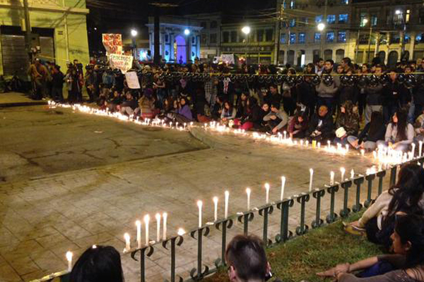 El velatón se desarrolló en Santiago y Valparaiso en repudio a los hechos violentos de este jueves.