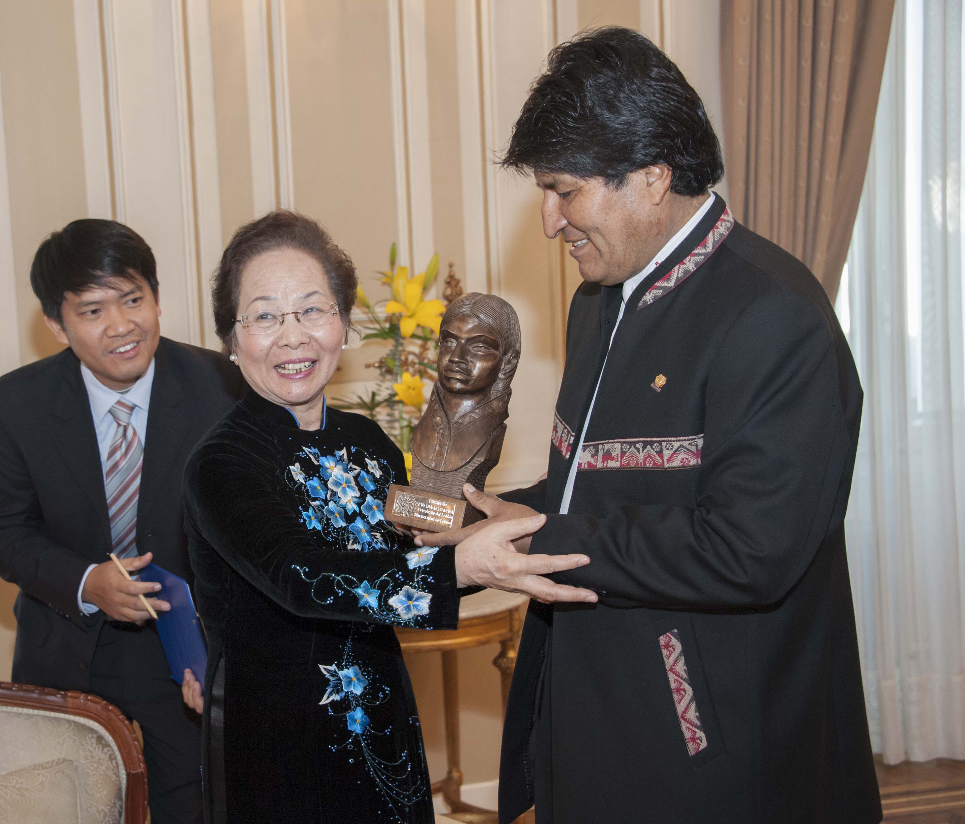 El presidente Evo Morales en reunión con la vicepresidenta de la Republica de Vietnam Nguyen Thi Doan, en Palacio de Gobierno.