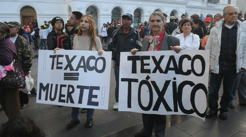 Activistas y ecologistas de Quito, salen a las calles todos los 21 de mayo con pancartas en contra de Texaco y su daño ambiental.