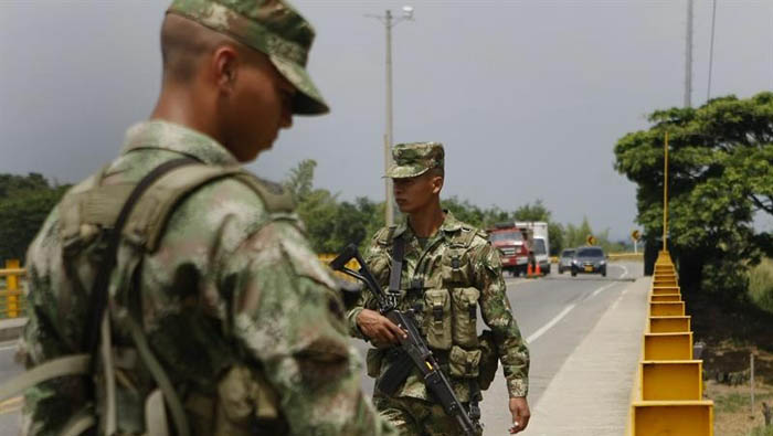 Soldados vigilan un puente que une los departamentos del Cauca y Valle en el suroeste colombiano en Villa Rica.