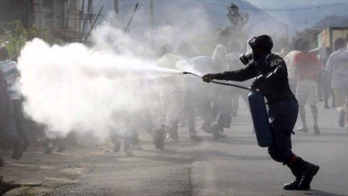 Policía en Burundi lanza gas lacrimógeno contra manifestantes.