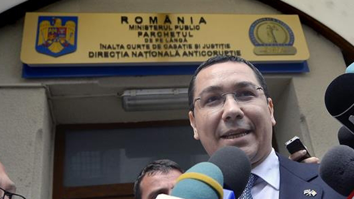 El primer ministro rumano, Victor Ponta, a su salida de la oficina anticorrupción de Rumania.