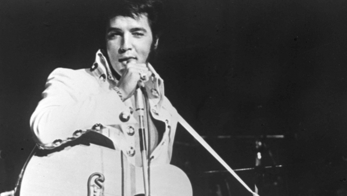 Elvis Presley durante una actuación musical en 1973.