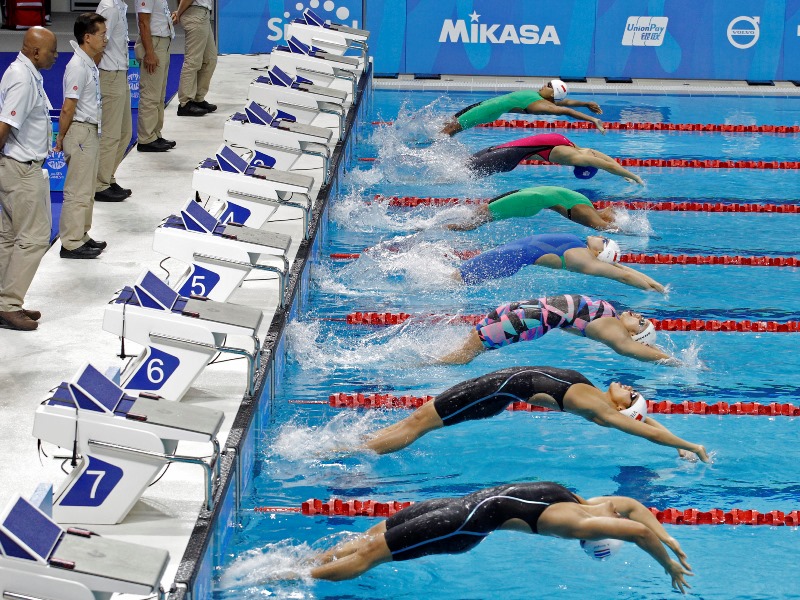 Competencia final natación en los 50 metros espalda (f). 