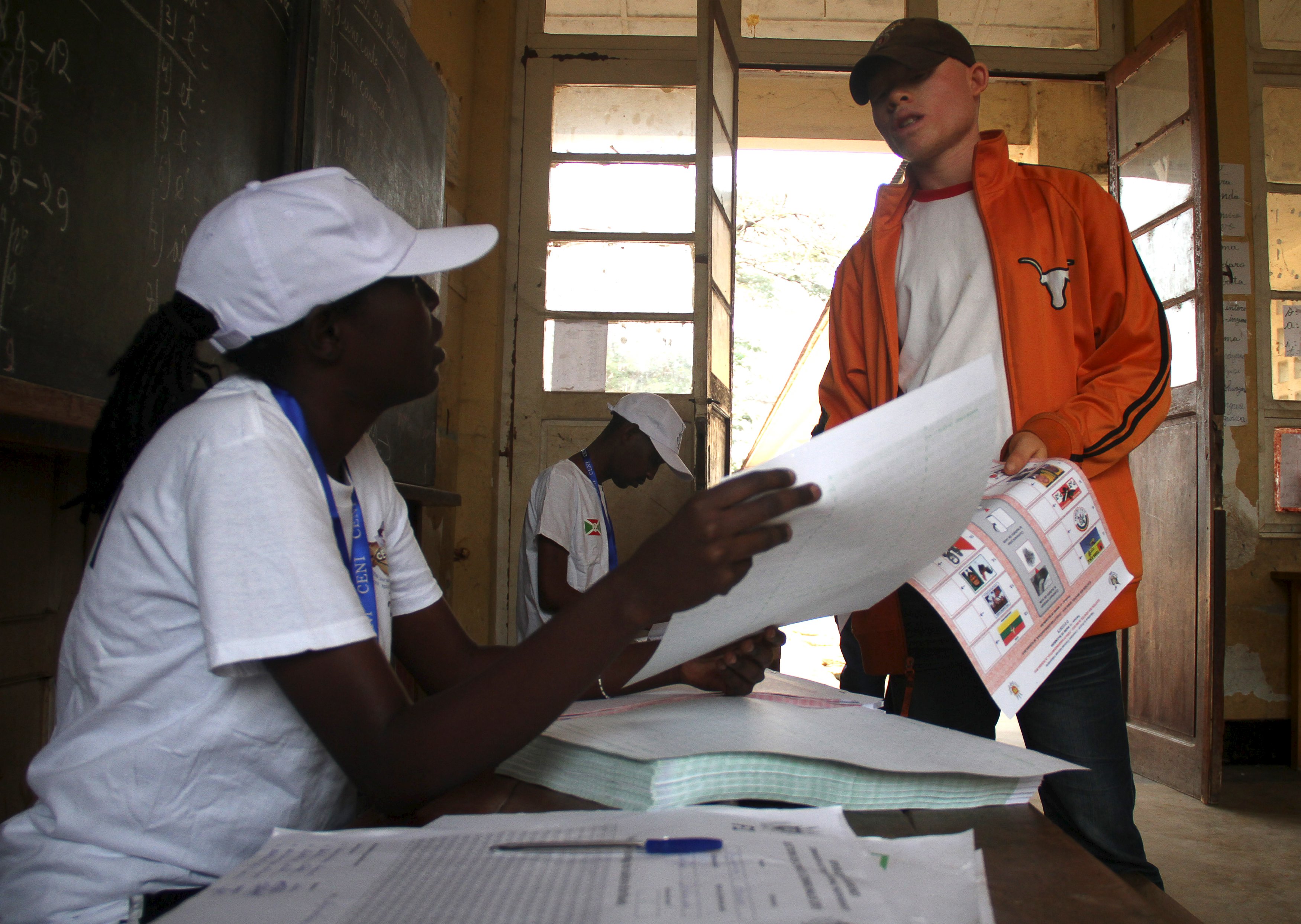 A pesar de la noche violenta que se registró en el país, los votantes han asistido a los centros de votación.