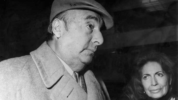 Pablo Neruda y Matilde Urrutia a su llegada a París, Francia (1970).