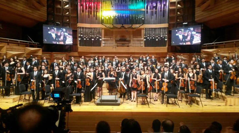 El público ovacionó de pie a los talentosos jóvenes de la orquesta sinfónica.