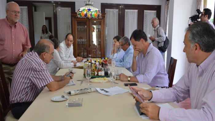 Integrantes del Gobierno junto con los tres nuevos integrantes en una reunión celebrada este lunes en La Habana, Cuba.
