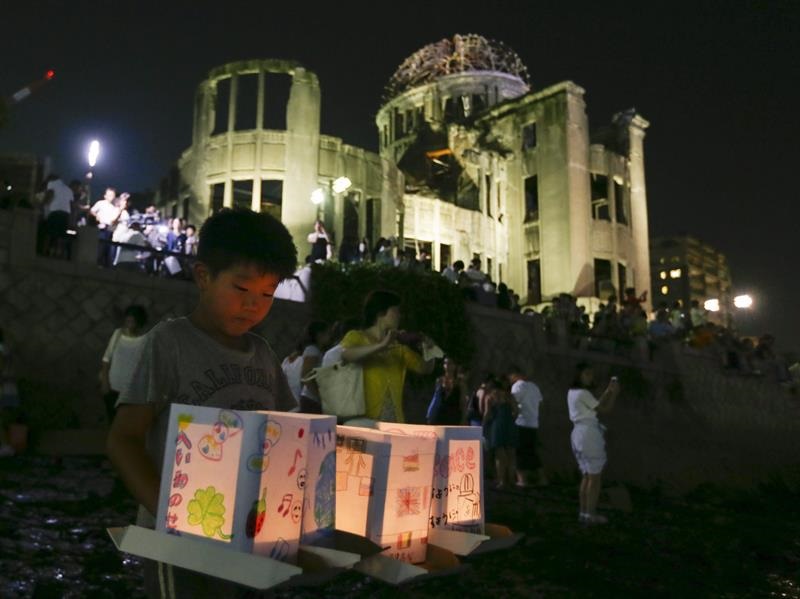 Varias personas iluminan linternas junto al río Motoyasu en memoria de las víctimas de la bomba atómica en el Parque de la Paz de Hiroshima.