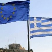 Una bandera griega y una de la Unión Europea en Atenas.