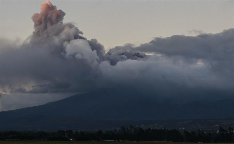 ista de una explosión en el volcán Cotopaxi hoy, sábado 15 de agosto de 2015, desde la población de Saquisilí (Ecuador).