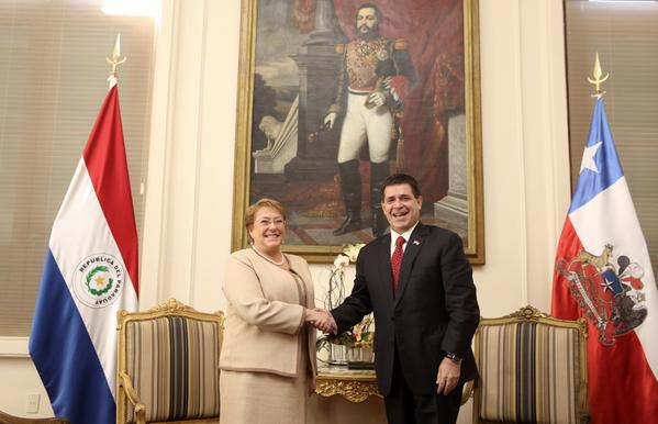 Bachelet y Cartes se reúnen en el Palacio de Gobierno, en Asunción.