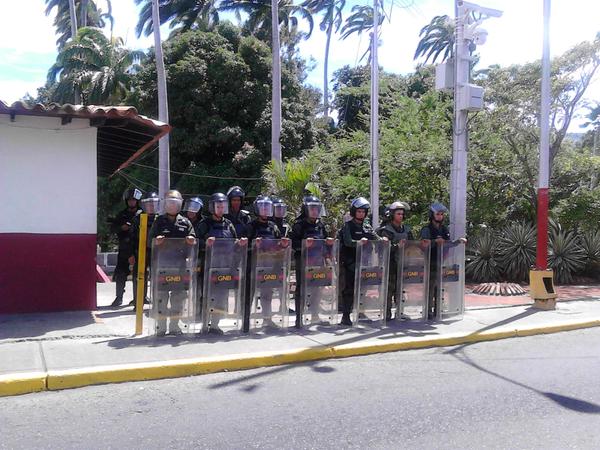 Venezuela desarrolla varias acciones para frenar el fenómeno del paramilitarismo.