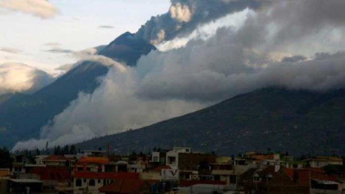 La cortina de humo expulsada por el volcán Tungurahua alcanzó los dos kilómetros de altura