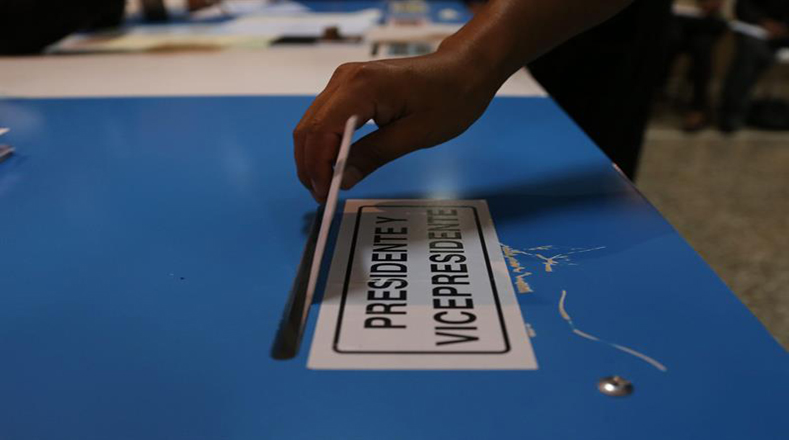 En un clima de tensión por protestas contra el sistema electoral, por el caso de corrupción del expresidente Otto Pérez y el poco apoyo hacia los candidatos presidenciales, los guatemaltecos acuden a los centros electorales a ejercer su voto.