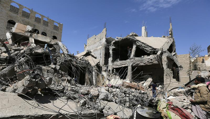 Una vivienda en ruinas tras un ataque de la coalición liderada por Arabia Saudí en Saná (Yemen).