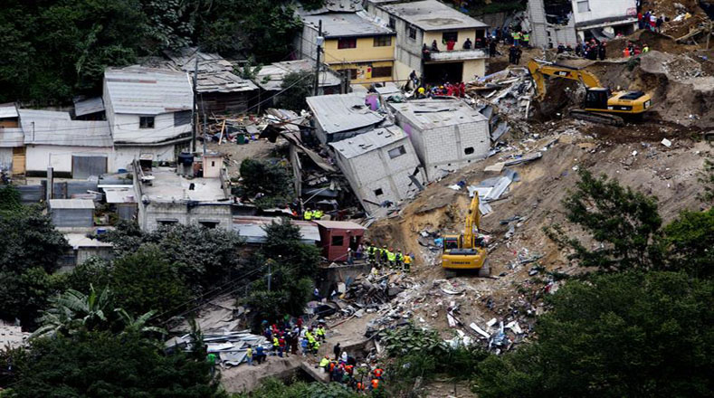 Vista general de un área devastada por un deslave en El Cambray II, Guatemala.
