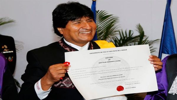 El presidente de Bolivia, Evo Morales recibe el Doctor Honoris Causa por la Universidad de la ciudad de Pau.