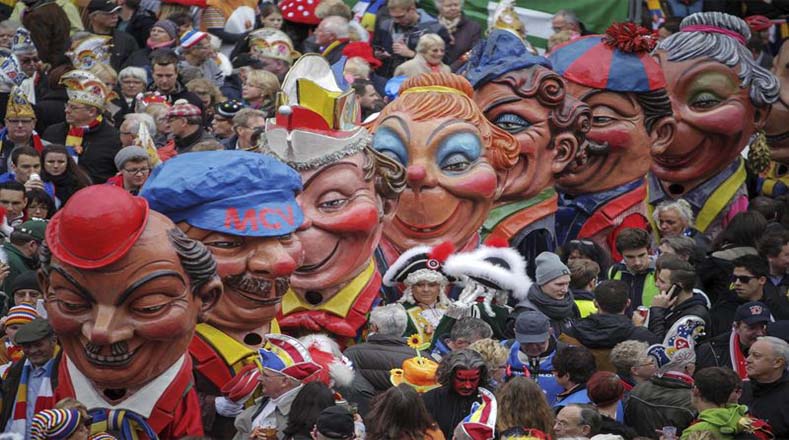 Las cabezas gigantes son parte del desfile en las calles alemanas, que se visten de colores y cuentan con carrozas alusivas a eventos de la actualidad de forma satírica. 