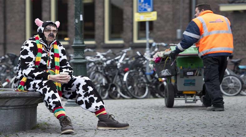Un hombre disfrazado de dálmata toma un café en Maastricht (Holanda)