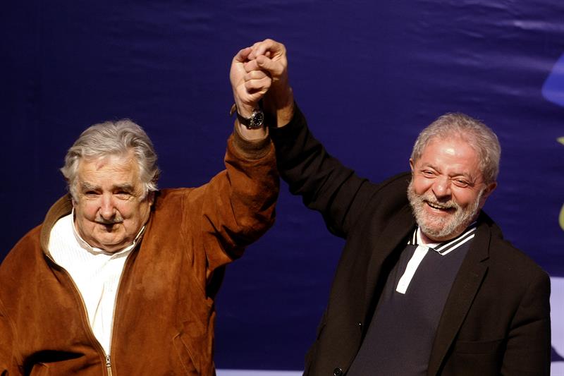 El expresidente brasileño Luiz Inácio Lula da Silva (d) y el expresidente uruguayo José Mujica (i) posan durante la charla inaugural de Clacso.