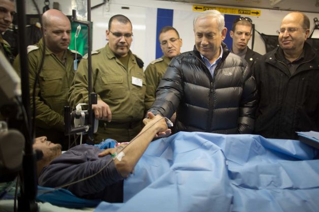 En 2014, el primer ministro de Israel, Benjamin Netanyahu compartió con un grupo de terroristas, pertenecientes en Al Qaeda, cuando eran atendidos en un centro de salud en su país.