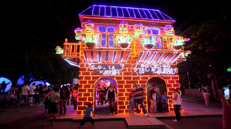 La ciudad de Medellín, al noreste de Colombia, brinda a propios y extraños atracciones navideñas de última tecnología.