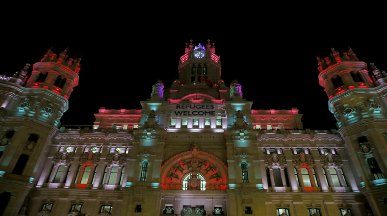 La sede de la alcaldía de Madrid (capital de España) luce llena de luces y adornos propios de la Navidad.