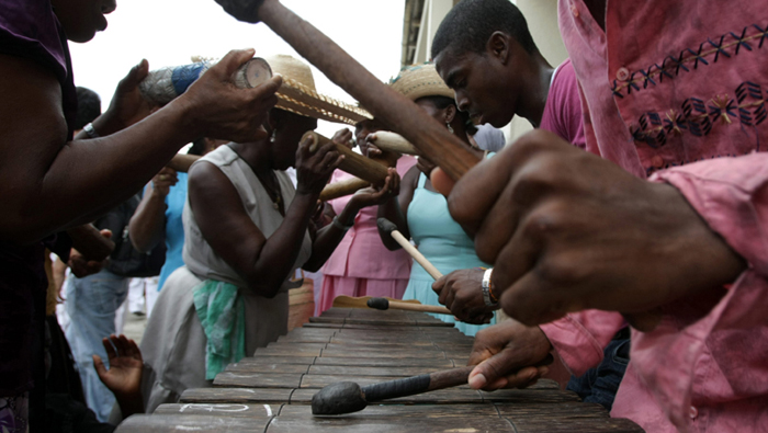 La marimba, sus cantos y danzas son expresiones musicales de descendencia africana.