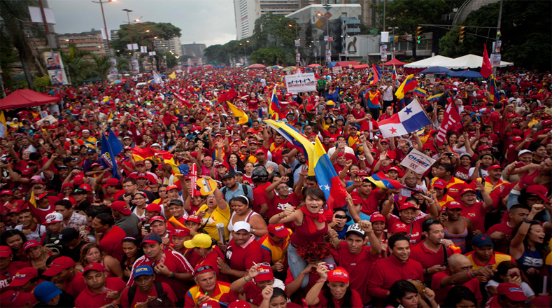 Miles de personas se vistieron de rojo, color alusivo al partido que respalda a Hugo Chávez, para ver a su líder eterno.