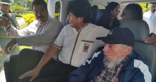 Venezuelan President Nicolas Maduro (L) met with Fidel Castro (R) this year to celebrate the former Cuban president's 89th birthday, Aug. 13, 2015.