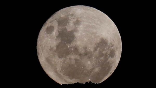Vista de la luna llena desde el Parque Nacional de Site Table de Ciudad del Cabo, Sudáfrica.